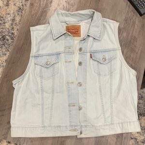 Levi’s NWOT light wash cropped denim vest